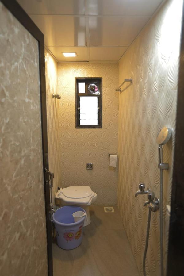 Cozy Furnished Apartment One Block From The Ocean Мумбаи Экстерьер фото